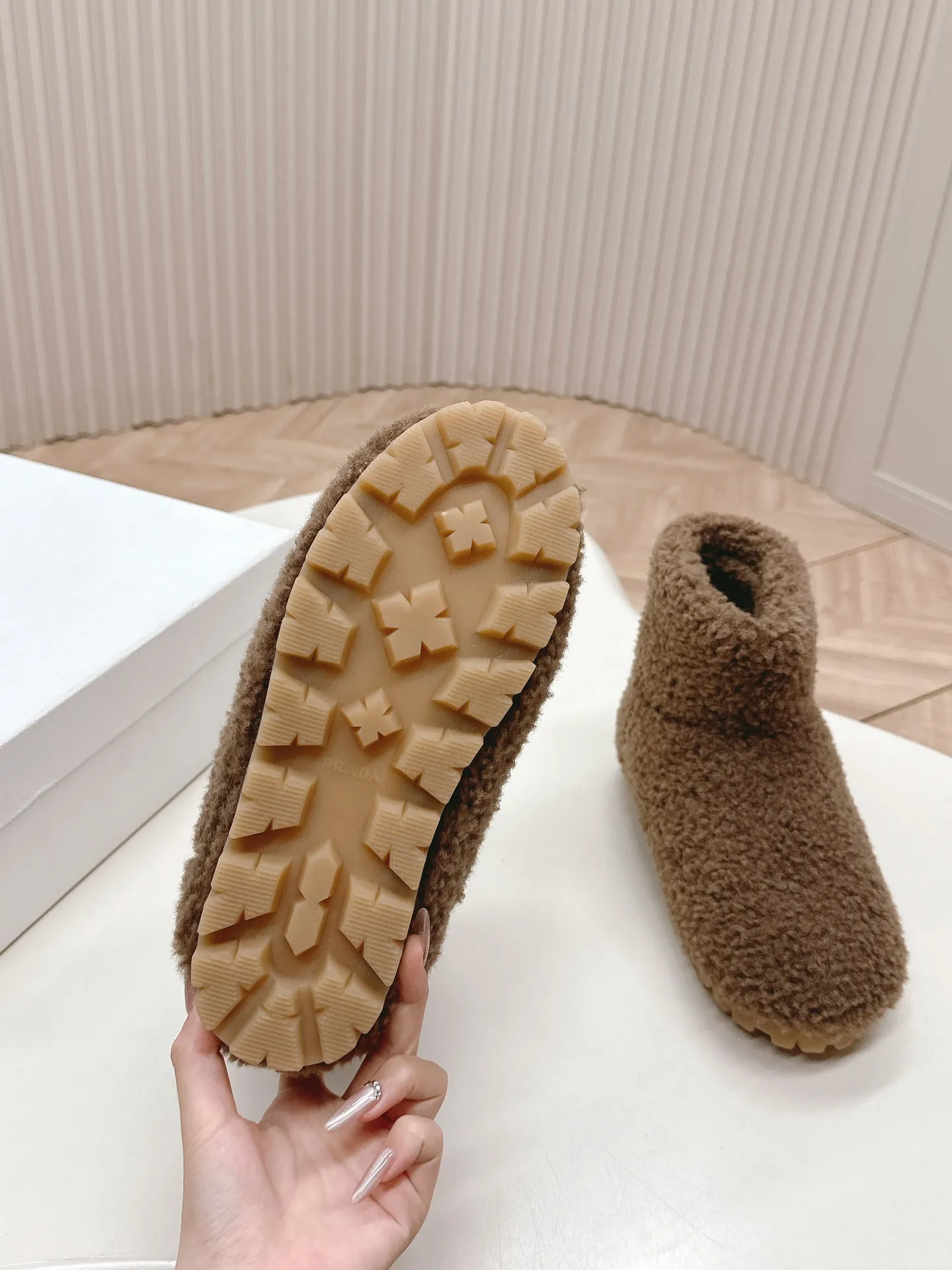 👟👟Ex-factory price 560👟👟 Prada prada24 autumn and winter furry short boots snow boots． The classic triangle buckle is comfortable, cute, cute, fashionable, elegant and versatile. The wool is comfortable and soft, awakening the warmth of autumn and winter. Let you walk comfortably from morning to night. You can easily manage the changing seasons. Wool, original outsole! 35-40 yards